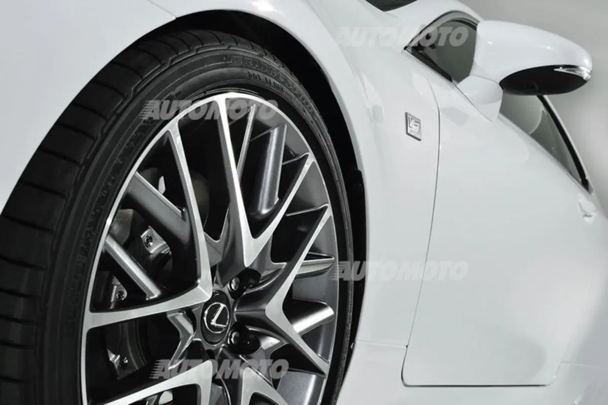 Lexus RC F Sport: pacchetto sportivo per la nuova coupé (17)