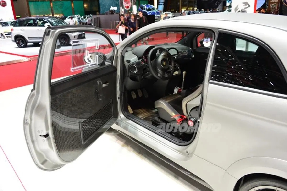 Abarth al Salone di Ginevra 2014 (34)