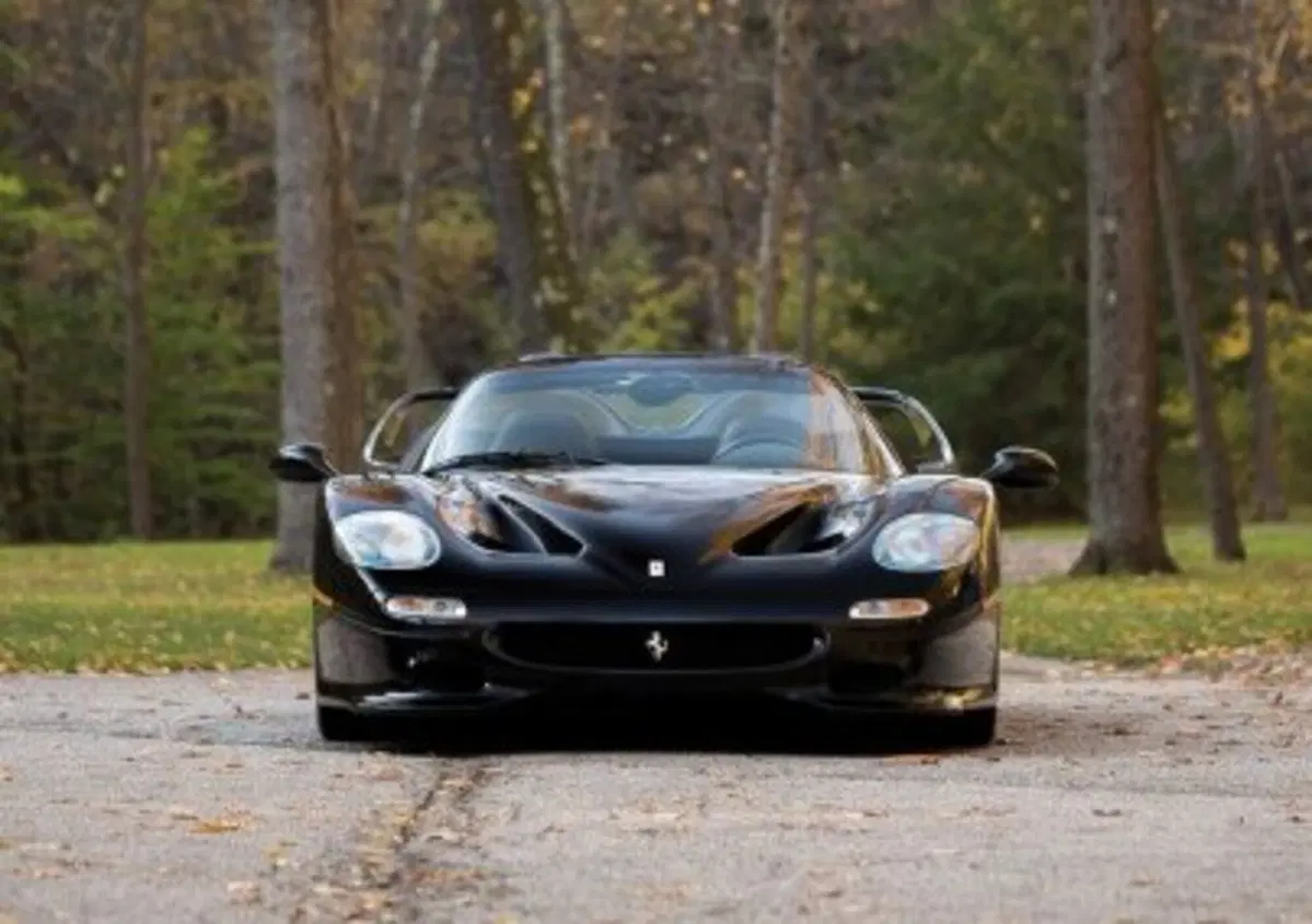 Ferrari F50 all'asta: una nera pu&ograve; valere pi&ugrave; di 3 milioni