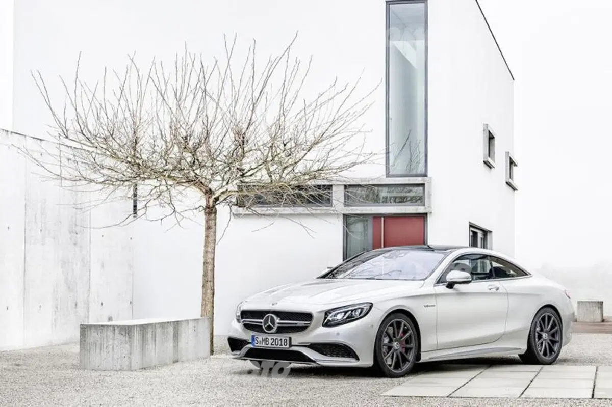 Mercedes-Benz S 63 AMG Coupé: 585 CV per l'auto che piega come una moto (9)