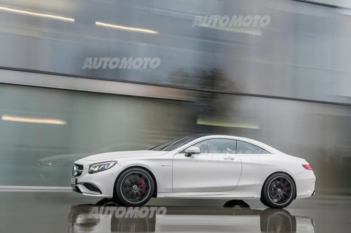 Mercedes-Benz S 63 AMG Coupé: 585 CV per l'auto che piega come una moto (11)