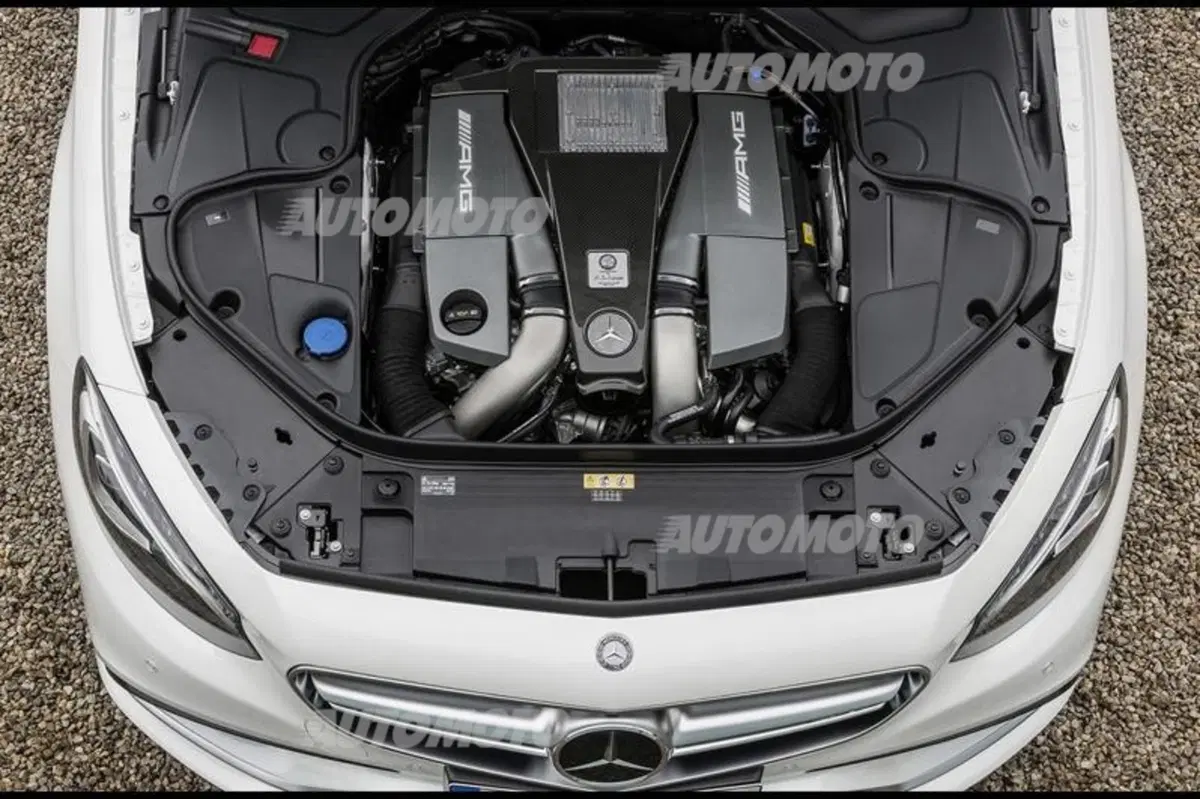 Mercedes-Benz S 63 AMG Coupé: 585 CV per l'auto che piega come una moto (22)