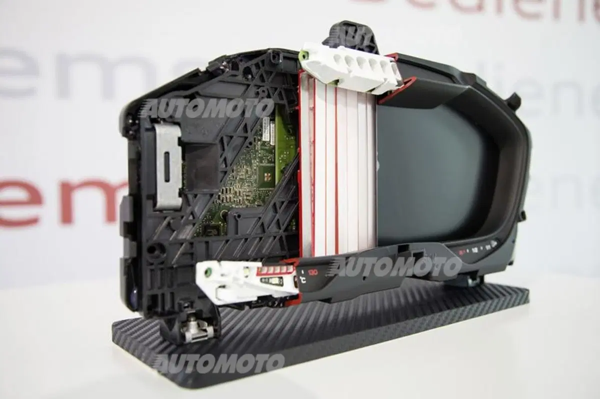 Nitsch, Audi: «Un maxi-display tutto per il guidatore. Ecco il Virtual Cockpit della nuova TT» (11)