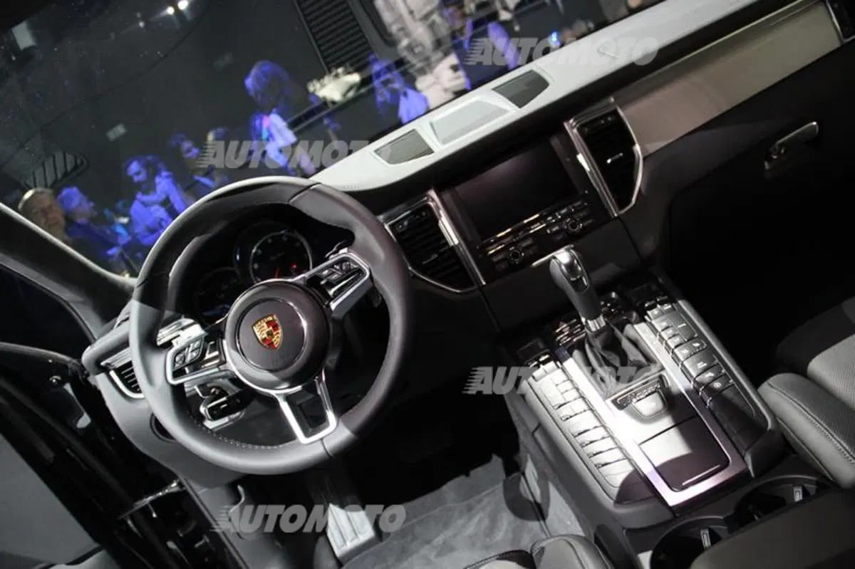 Porsche Macan arriva in Italia: eccola in anteprima a Milano (14)