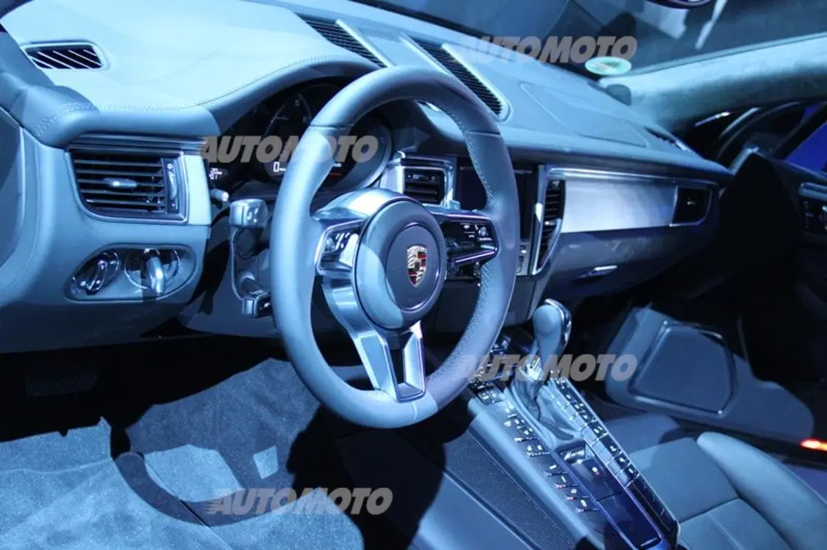 Porsche Macan arriva in Italia: eccola in anteprima a Milano (17)