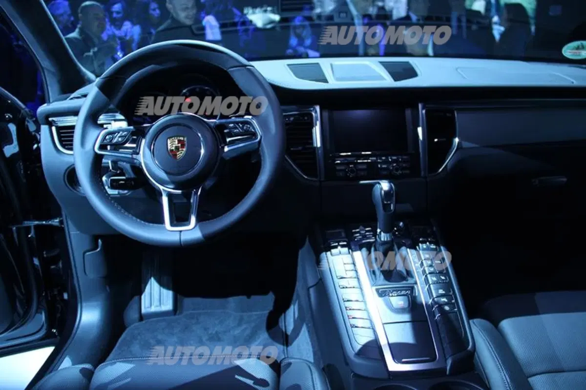 Porsche Macan arriva in Italia: eccola in anteprima a Milano (20)