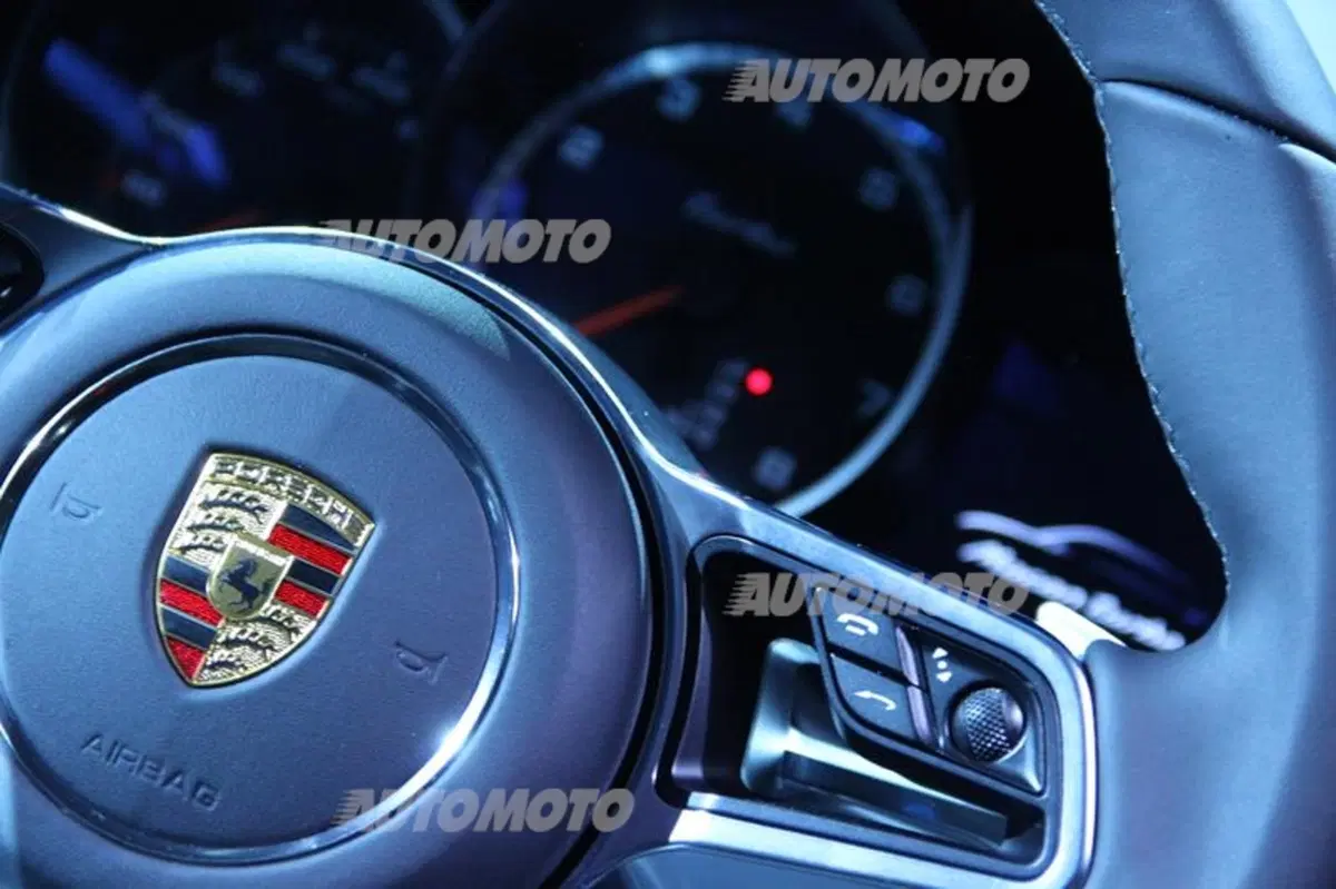 Porsche Macan arriva in Italia: eccola in anteprima a Milano (21)