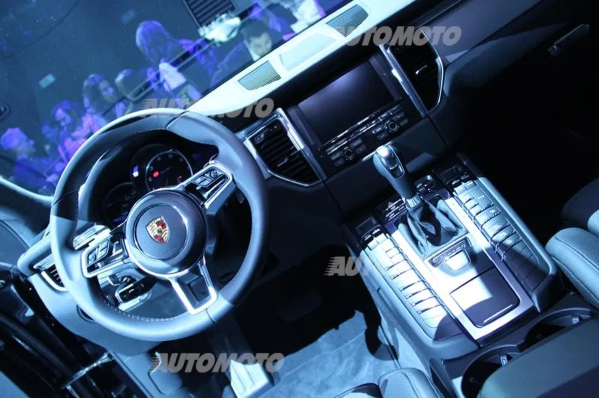 Porsche Macan arriva in Italia: eccola in anteprima a Milano (22)