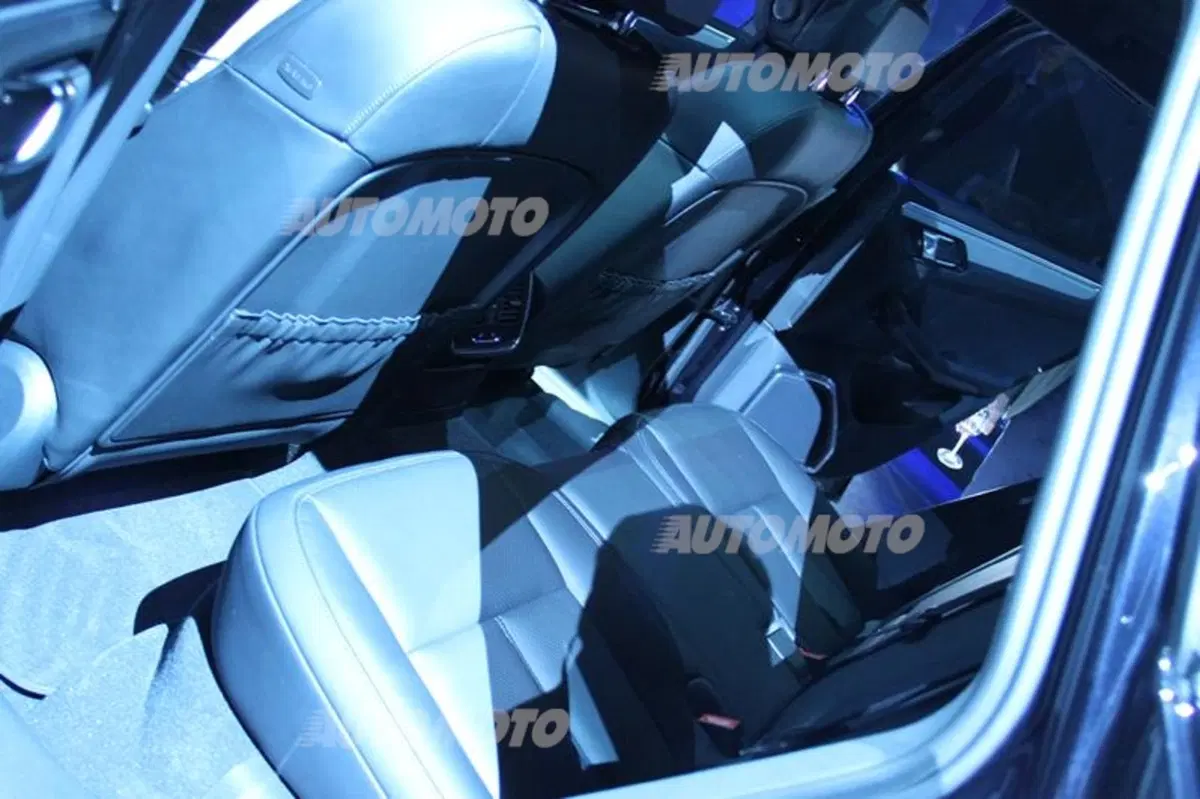 Porsche Macan arriva in Italia: eccola in anteprima a Milano (23)