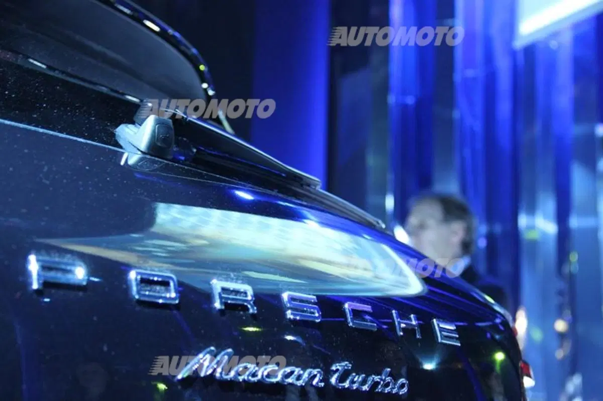 Porsche Macan arriva in Italia: eccola in anteprima a Milano (32)