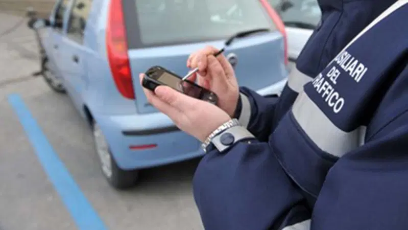 Strisce blu: niente multa per chi sfora dall'orario