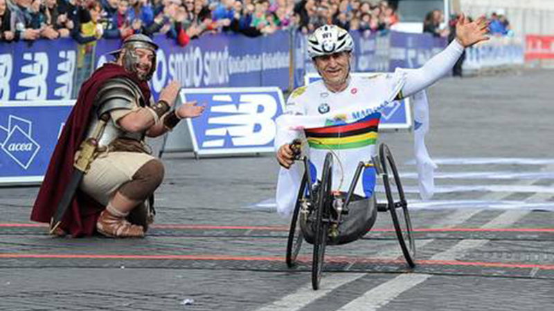 Zanardi vince per la quarta volta la Maratona di Roma in handbike