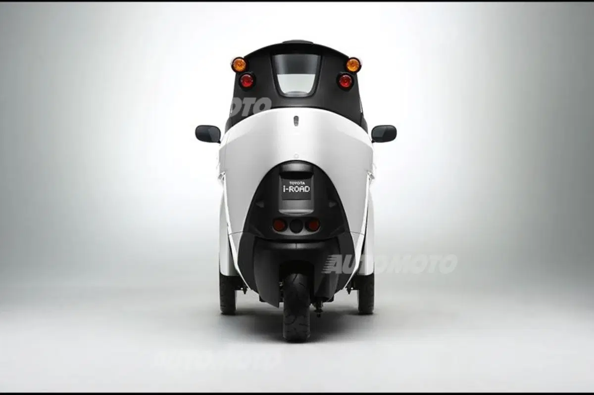 Toyota i-Road: inizia il collaudo del tre ruote elettrico. Guardate come piega! (7)