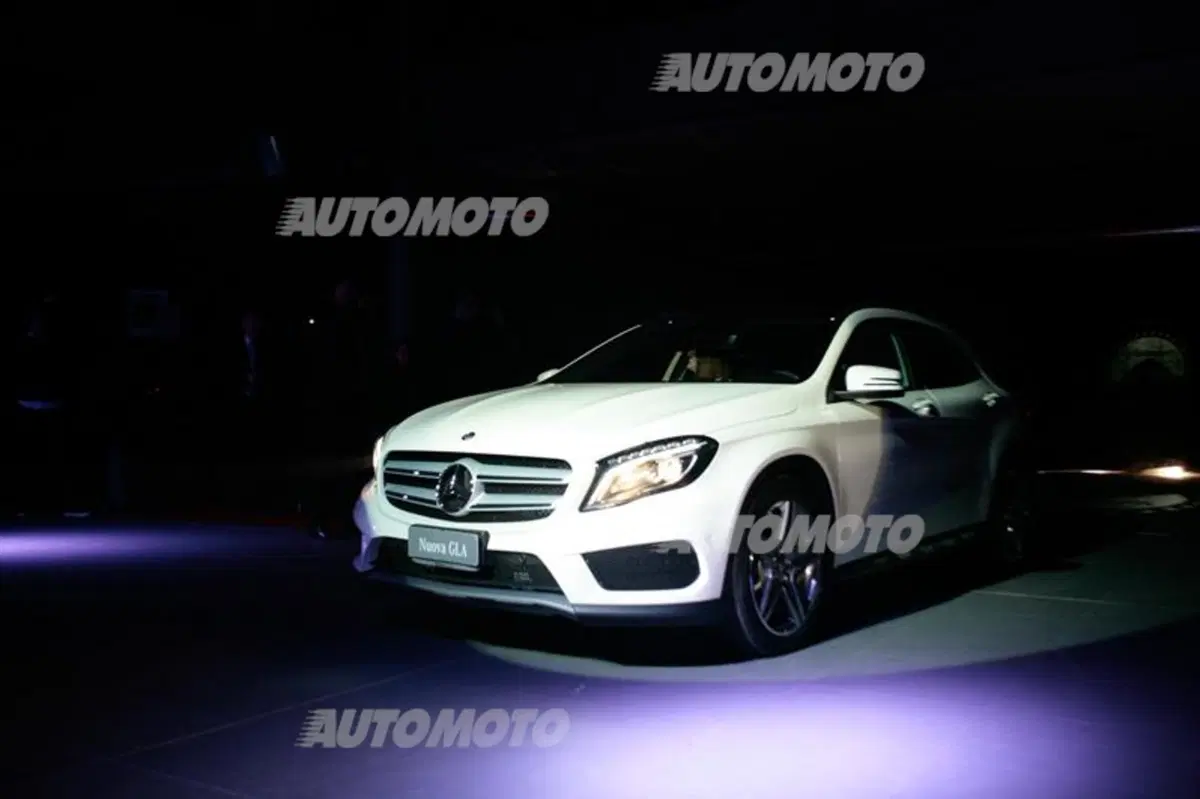 Mercedes GLA: arriva in Italia sulle note di Giorgia, Giuliano Palma e Saturnino (7)