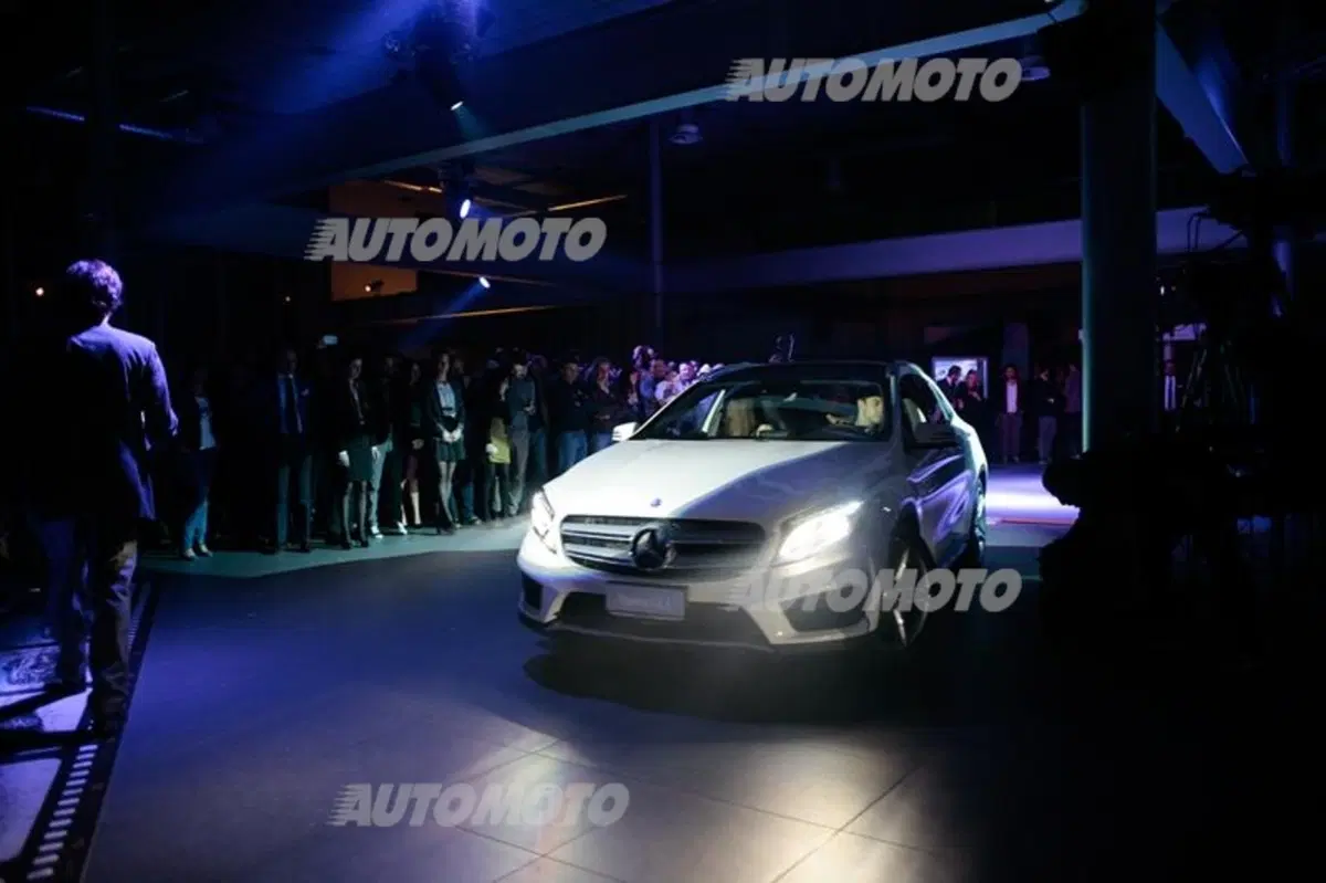 Mercedes GLA: arriva in Italia sulle note di Giorgia, Giuliano Palma e Saturnino (8)