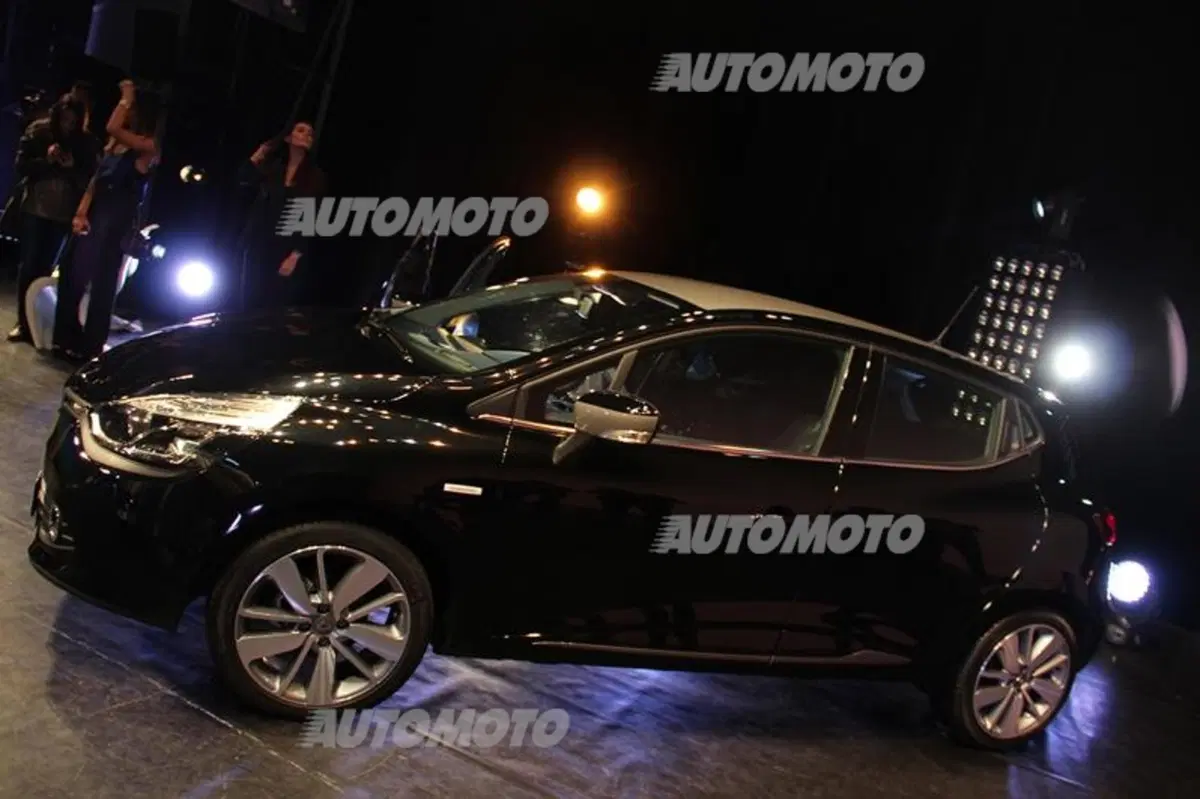 Renault Clio Costume National: l'alta moda entra in auto (3)