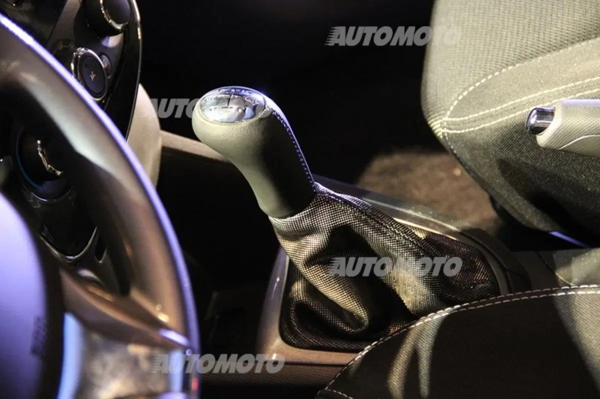 Renault Clio Costume National: l'alta moda entra in auto (13)