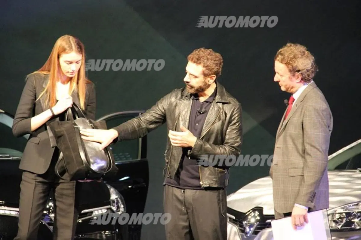 Renault Clio Costume National: l'alta moda entra in auto (17)