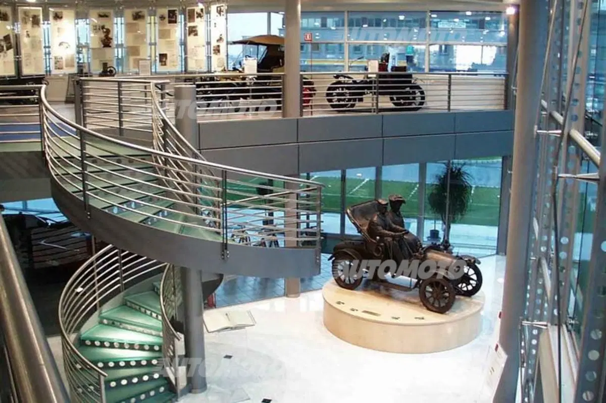 Museo Nicolis: la storia dell'auto e della moto in un'esposizione privata (3)