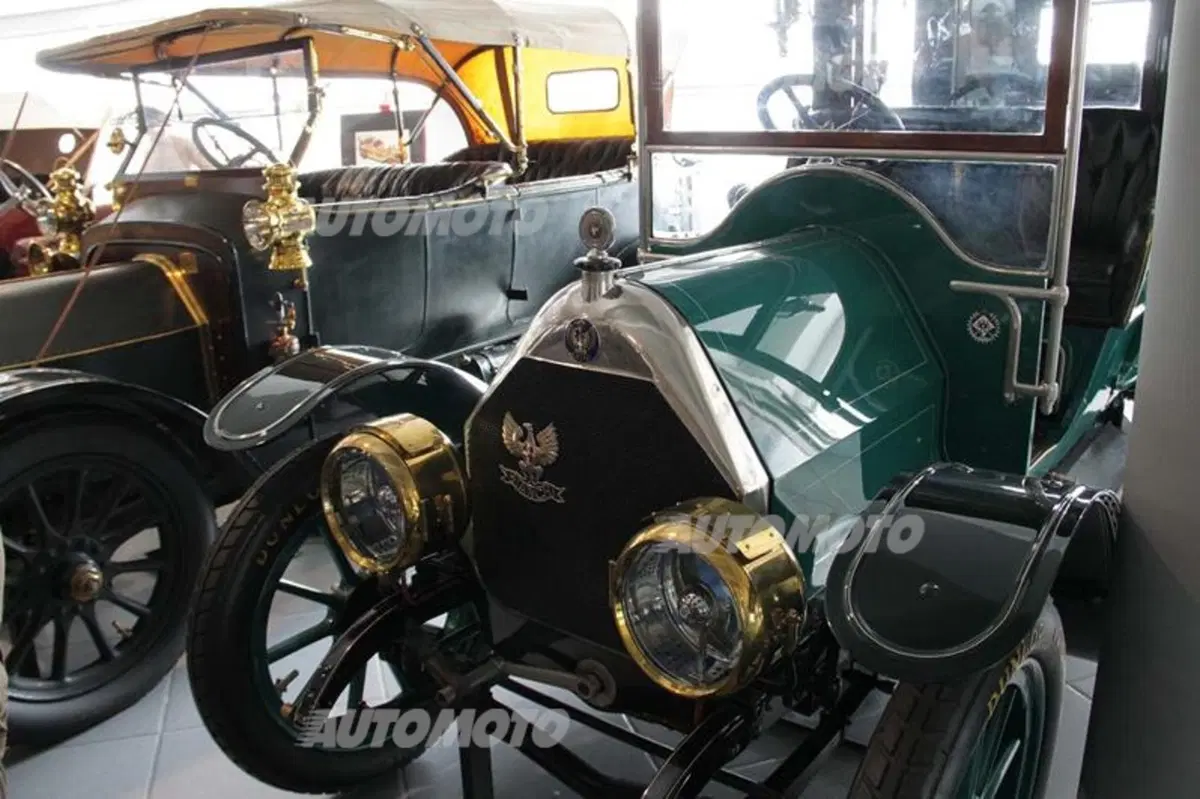 Museo Nicolis: la storia dell'auto e della moto in un'esposizione privata (13)