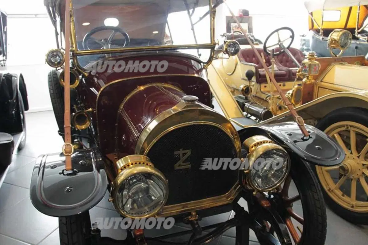 Museo Nicolis: la storia dell'auto e della moto in un'esposizione privata (16)
