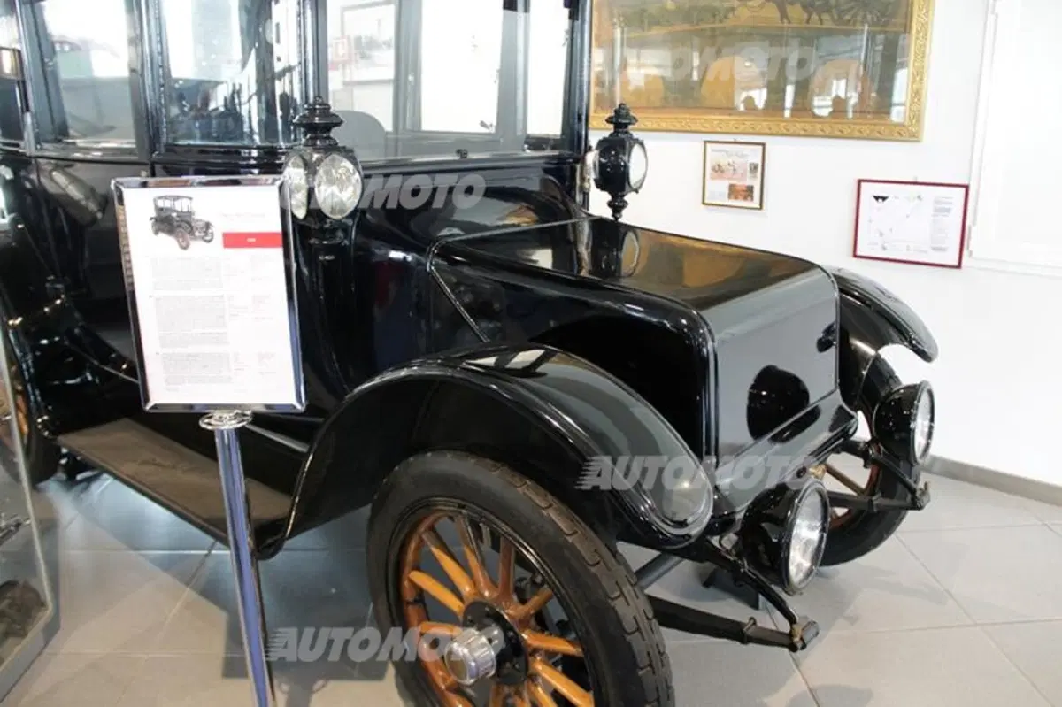 Museo Nicolis: la storia dell'auto e della moto in un'esposizione privata (34)