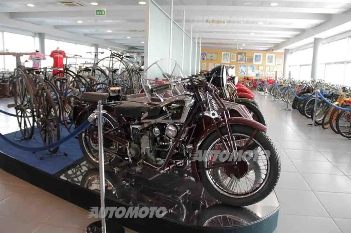 Museo Nicolis: la storia dell'auto e della moto in un'esposizione privata (54)