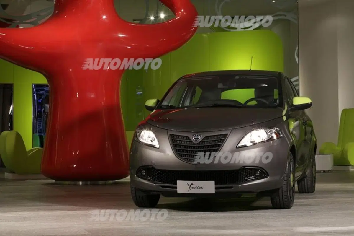 Lancia Ypsilon Elefantino 2014: largo alla personalizzazione e al colore (5)