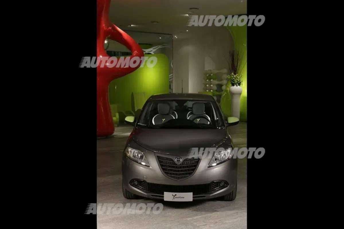 Lancia Ypsilon Elefantino 2014: largo alla personalizzazione e al colore (6)