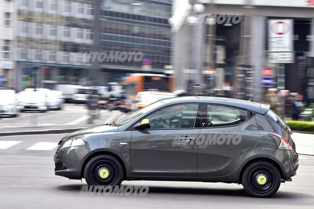 Lancia Ypsilon Elefantino 2014: largo alla personalizzazione e al colore (8)