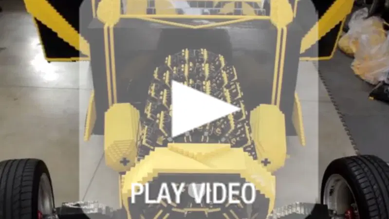Un'auto costruita in Lego mostra il funzionamento del suo propulsore ad aria