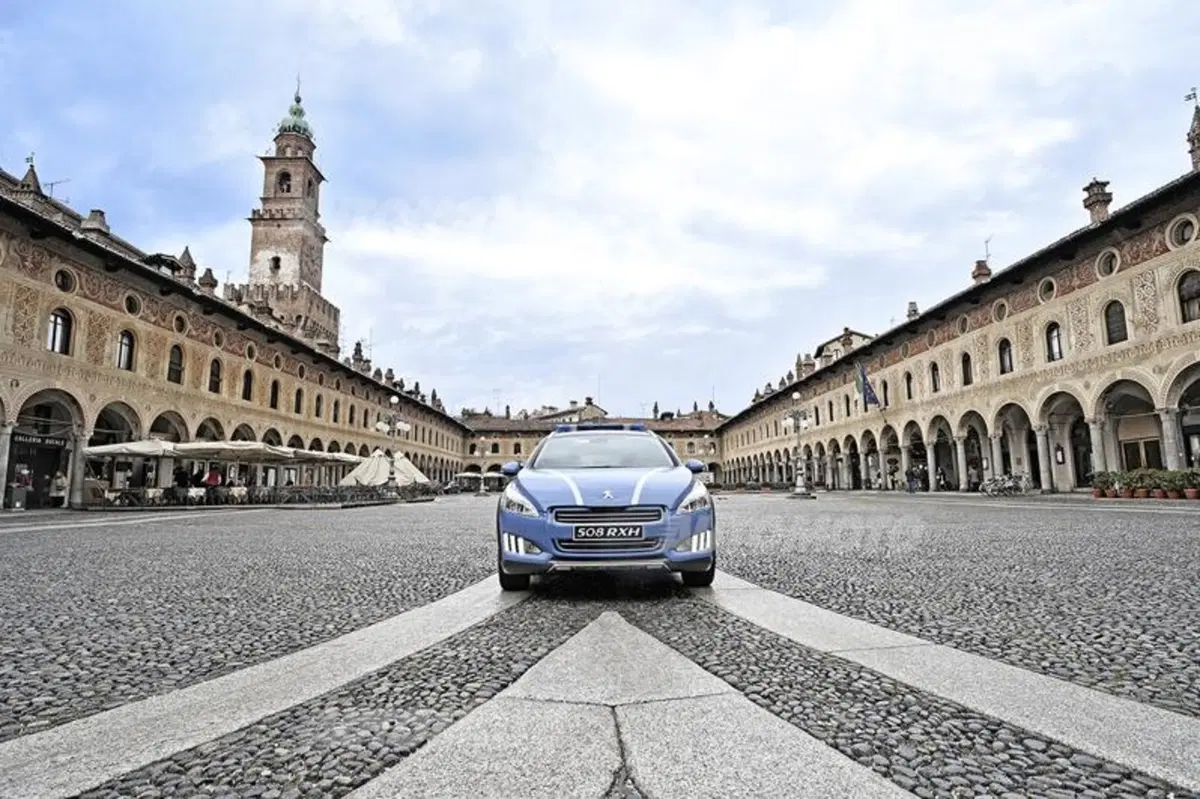 Peugeot: una 508 RXH a disposizione della Polizia Stradale (11)