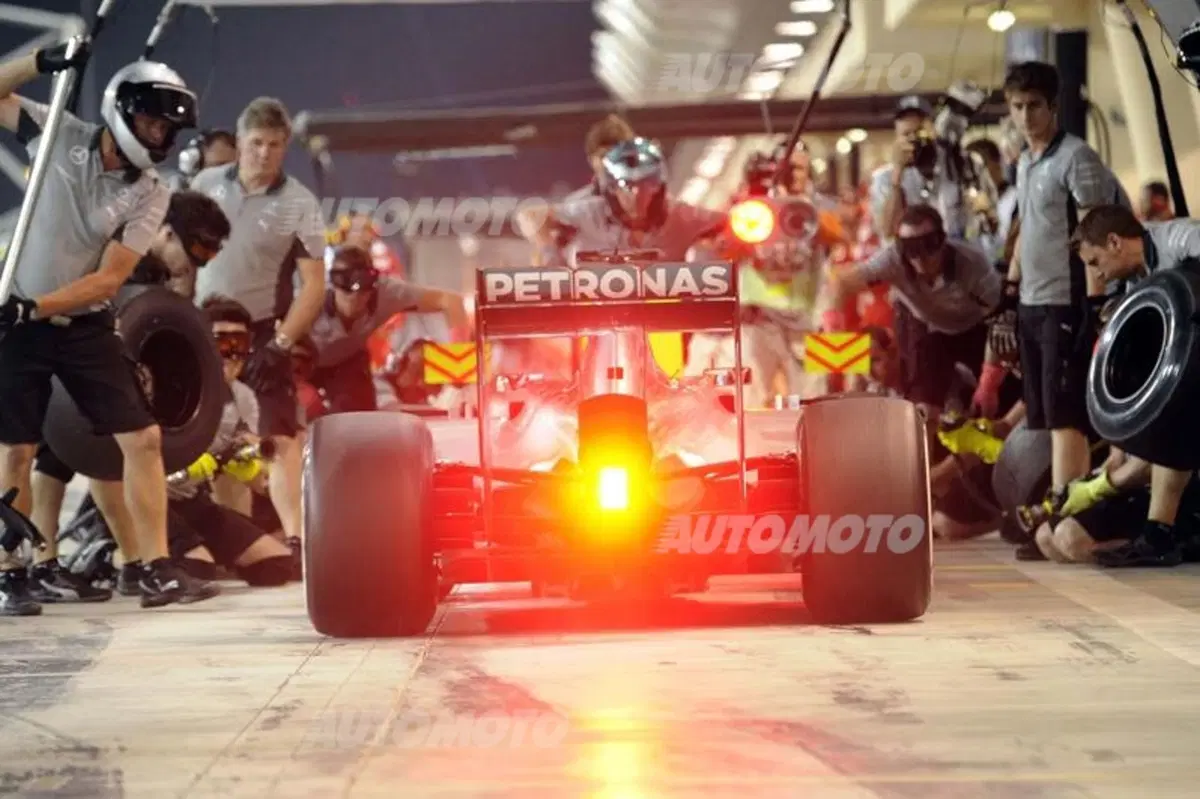 F1 Bahrain 2014: Hamilton domina le libere del venerdì. Kimi vola, ma è 14°