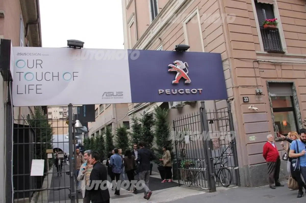 Peugeot al Salone del Mobile con il sofà Onyx