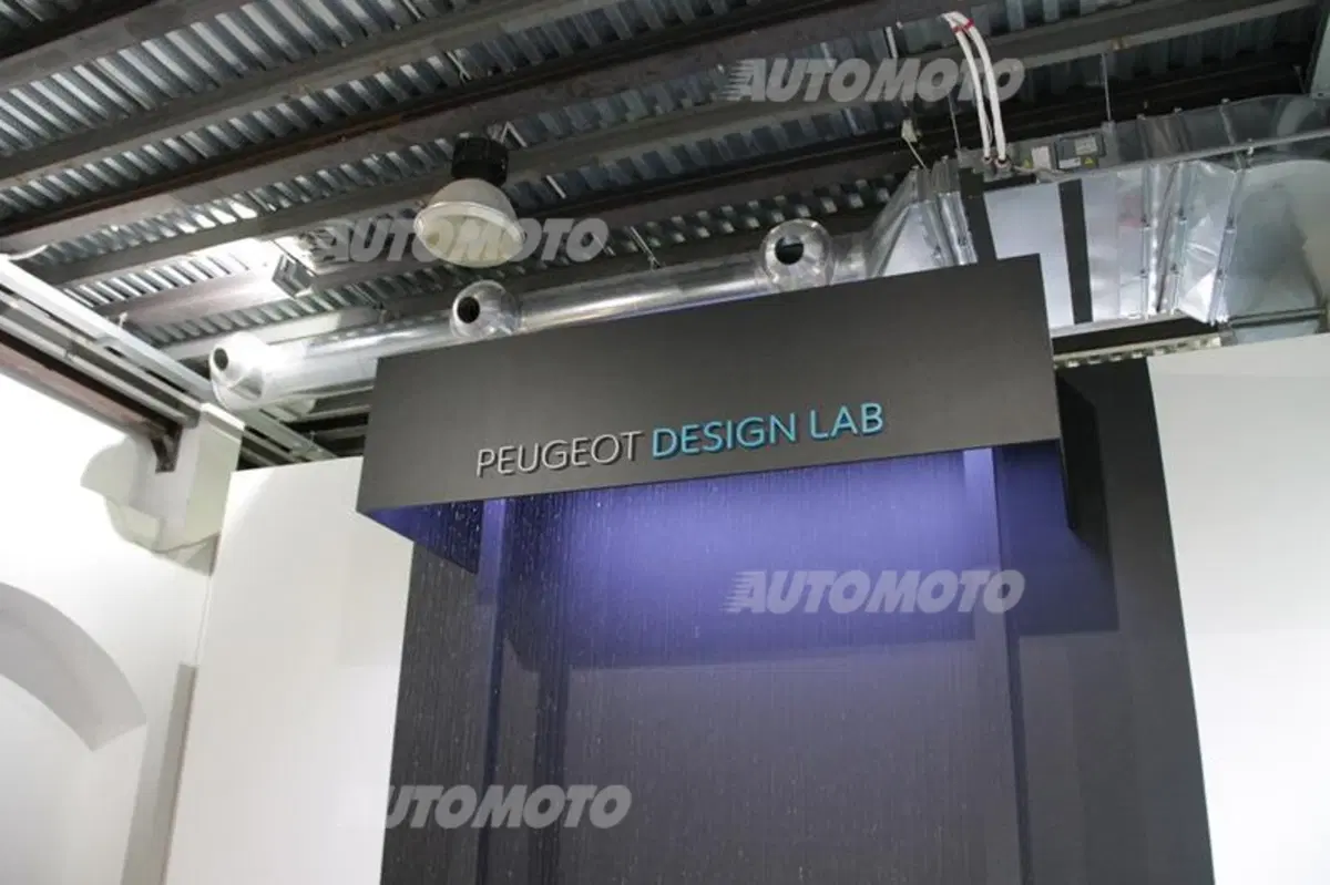 Peugeot al Salone del Mobile con il sofà Onyx (2)