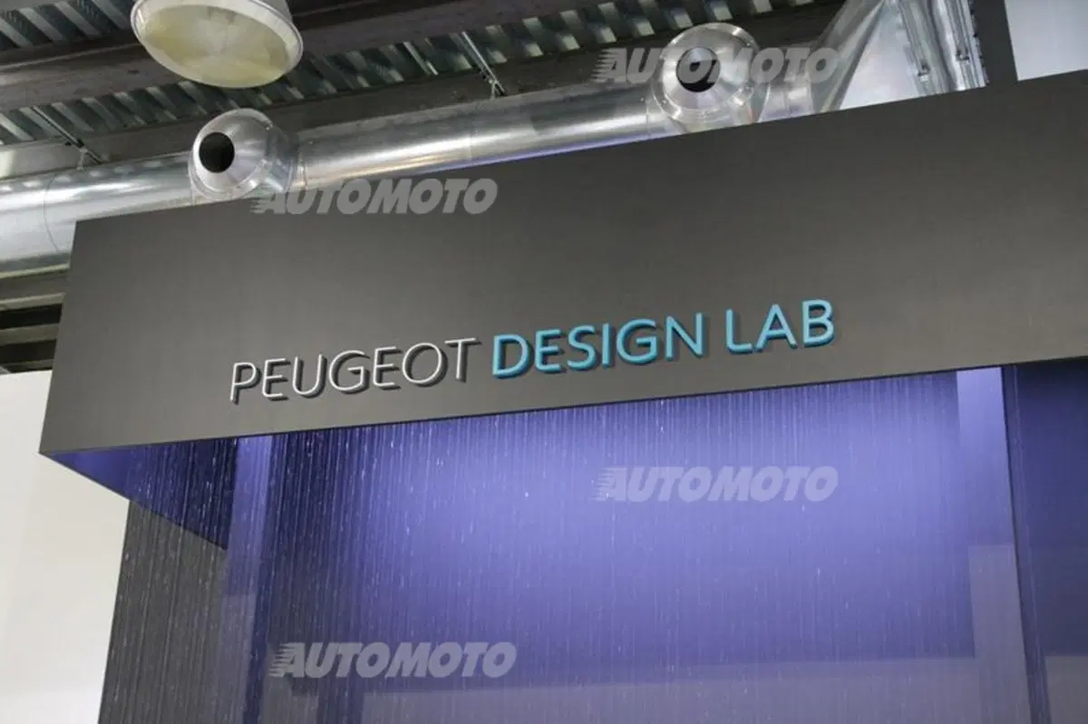 Peugeot al Salone del Mobile con il sofà Onyx (3)
