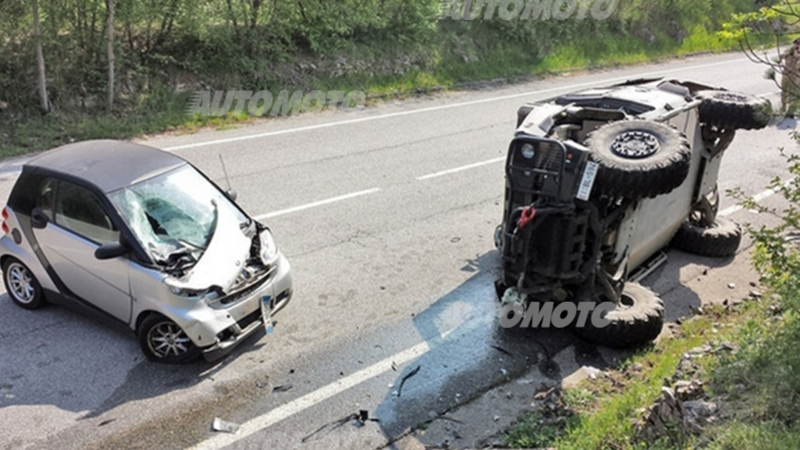 Incidente, Davide contro Golia: una smart fa ribaltare un blindato Lince