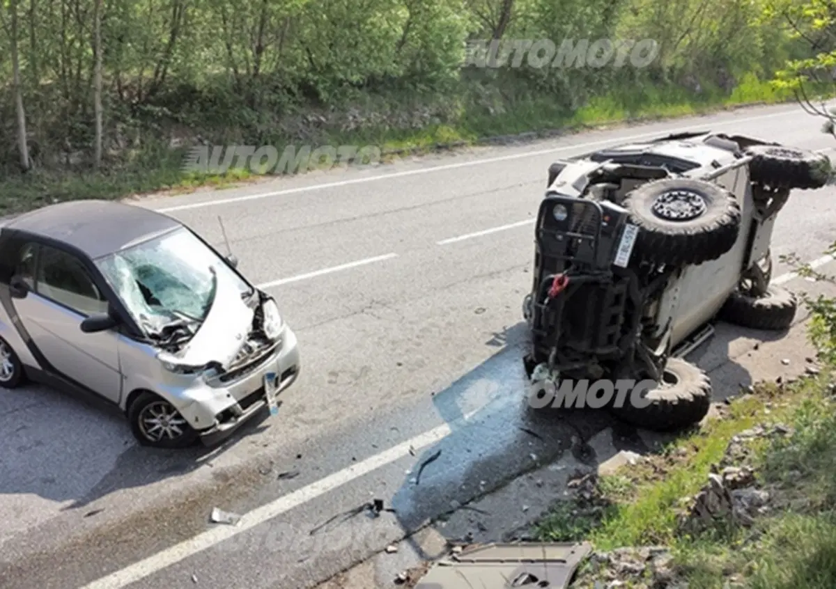 Incidente, Davide contro Golia: una smart fa ribaltare un blindato Lince