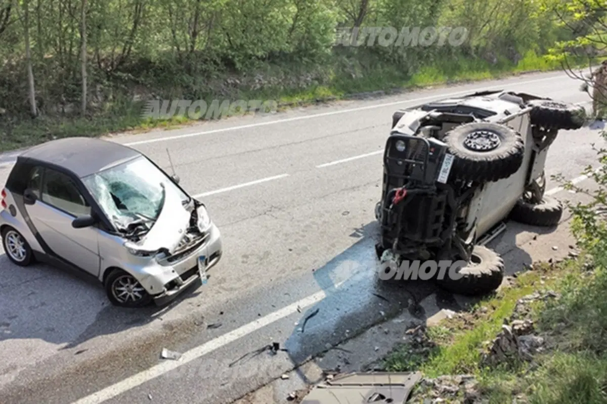Incidente, Davide contro Golia: una smart fa ribaltare un blindato Lince