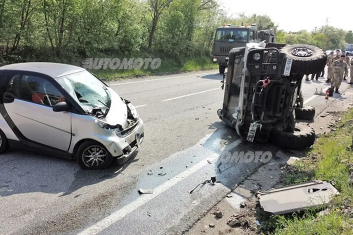 Incidente, Davide contro Golia: una smart fa ribaltare un blindato Lince (2)