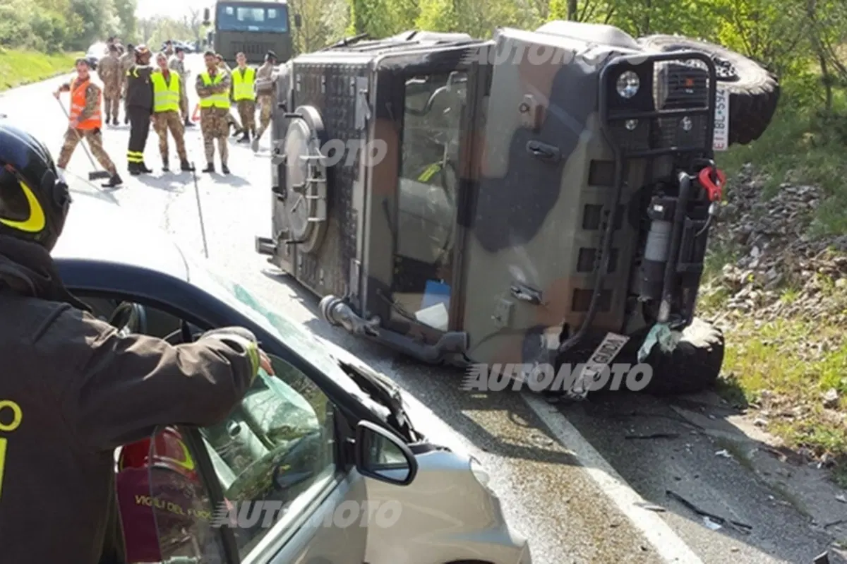 Incidente, Davide contro Golia: una smart fa ribaltare un blindato Lince (3)