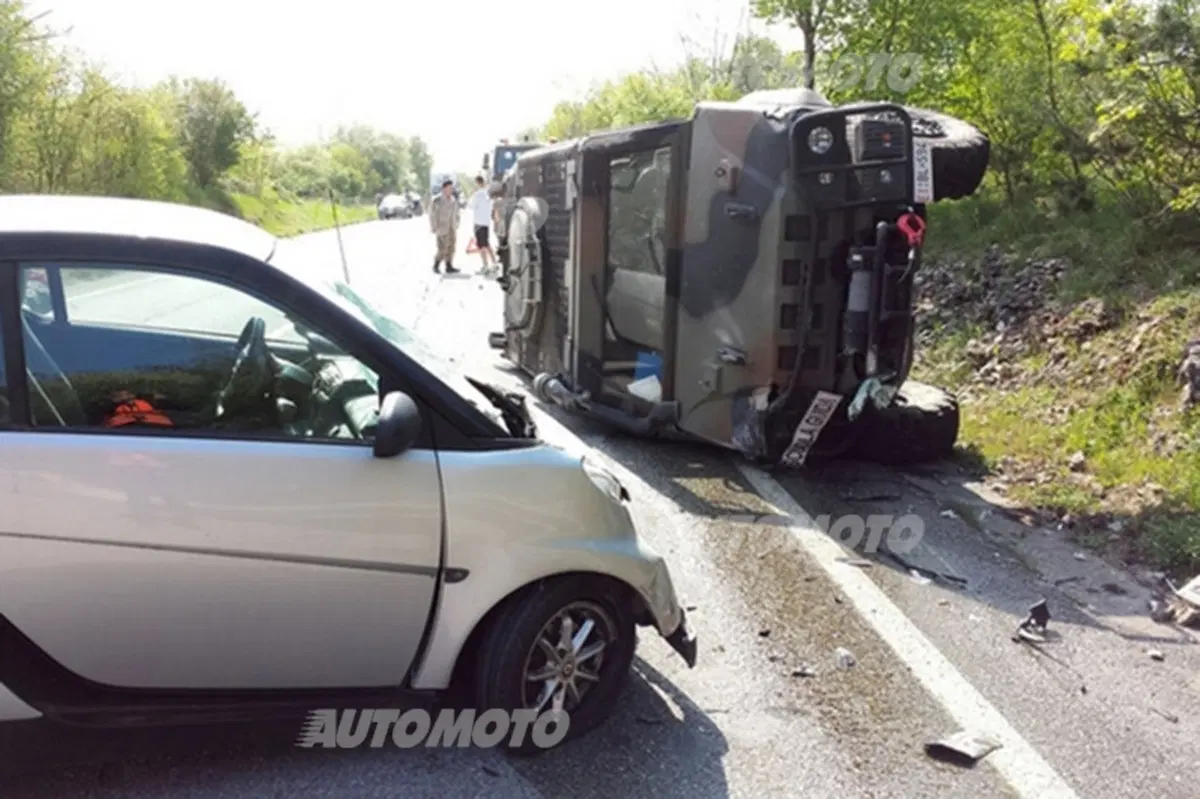 Incidente, Davide contro Golia: una smart fa ribaltare un blindato Lince (4)