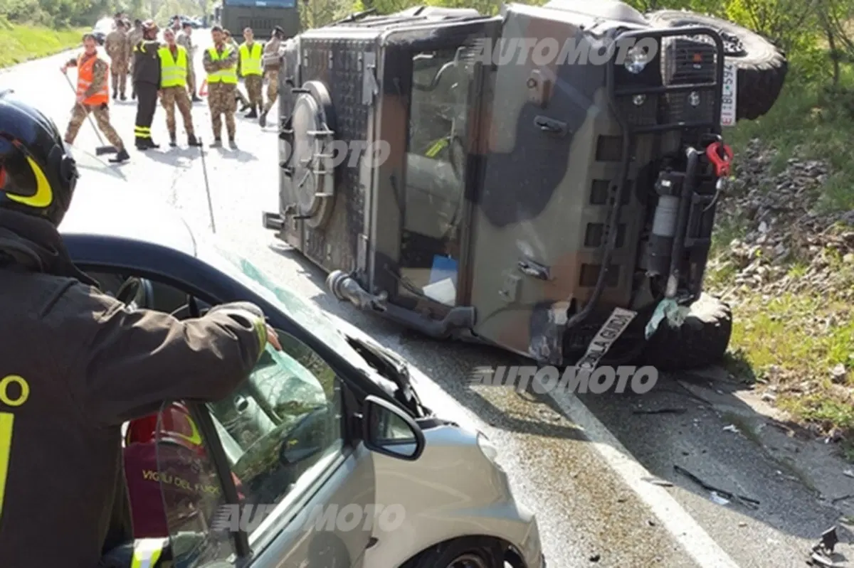 Incidente, Davide contro Golia: una smart fa ribaltare un blindato Lince (5)