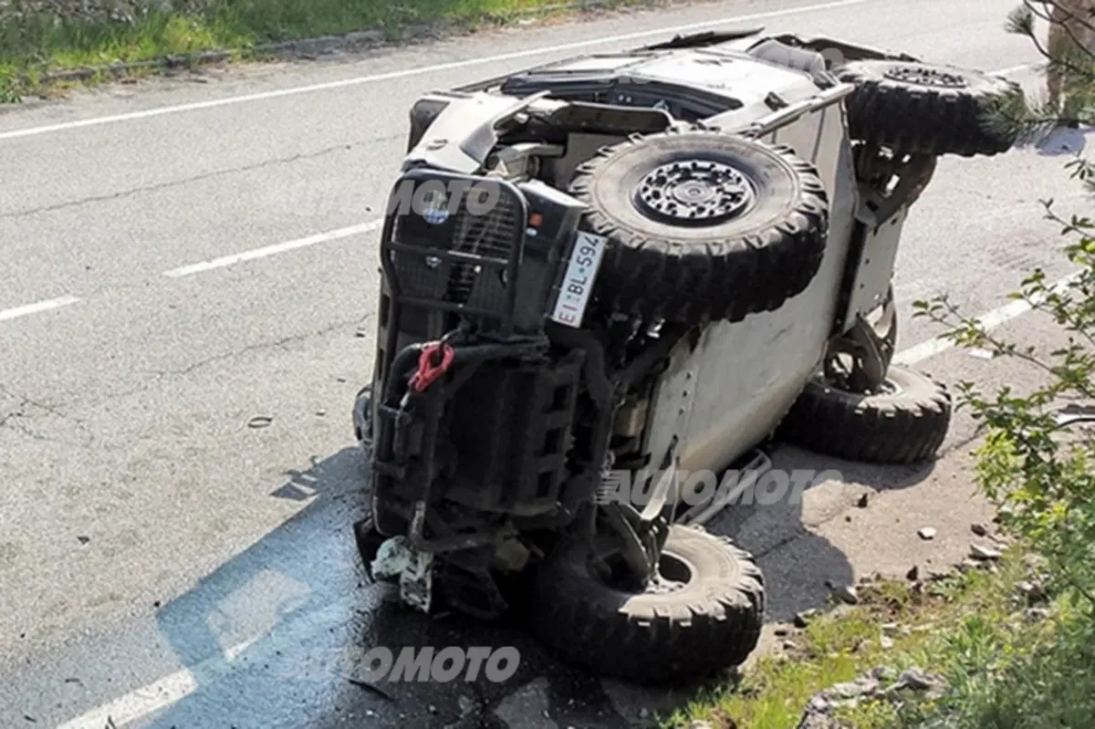 Incidente, Davide contro Golia: una smart fa ribaltare un blindato Lince (6)