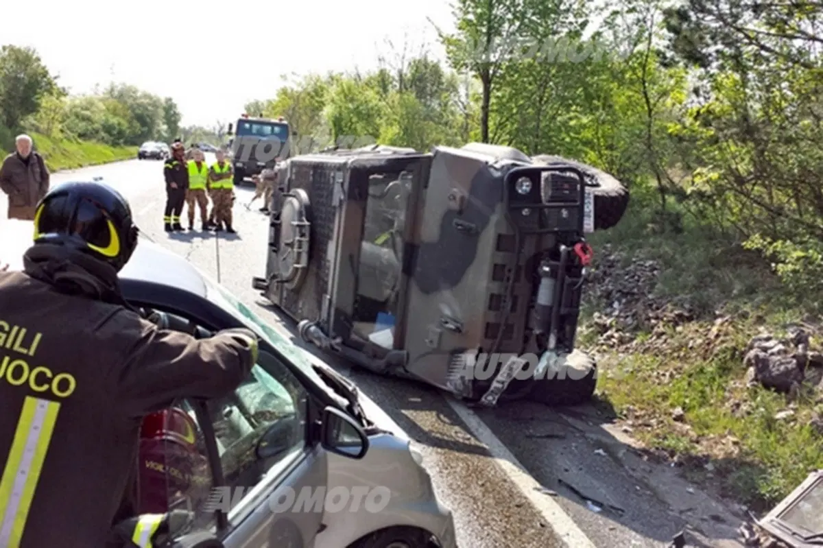 Incidente, Davide contro Golia: una smart fa ribaltare un blindato Lince (7)