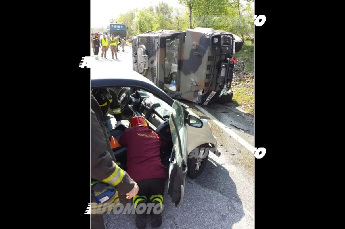 Incidente, Davide contro Golia: una smart fa ribaltare un blindato Lince (8)