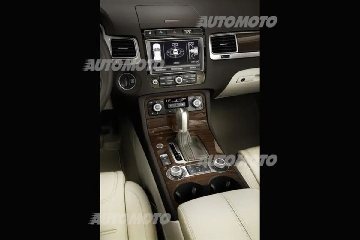 Volkswagen Touareg restyling: nuovo look e motori più efficienti (9)