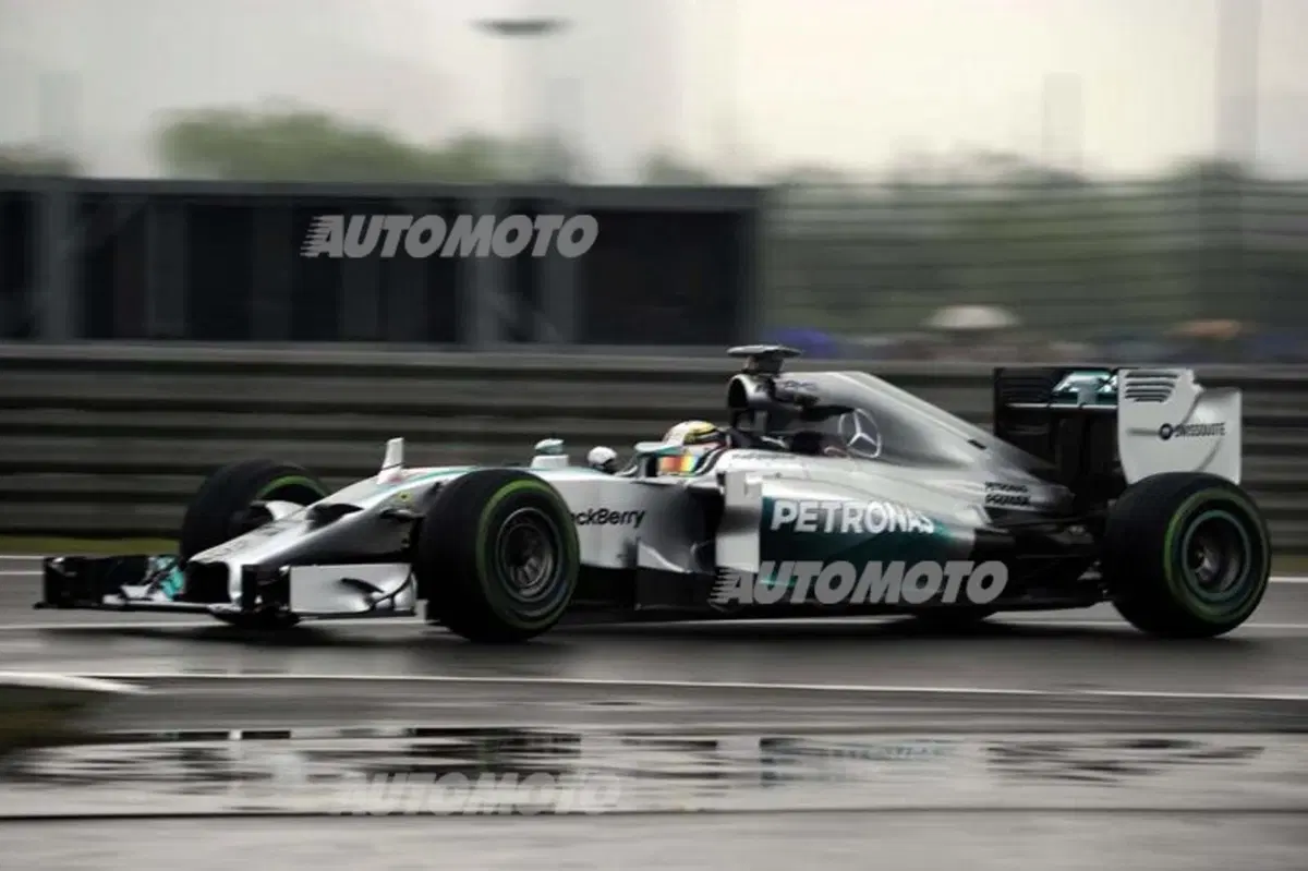 Formula 1 Cina 2014: Hamilton conquista la pole in qualifica. Ferrari in bianco e nero (4)