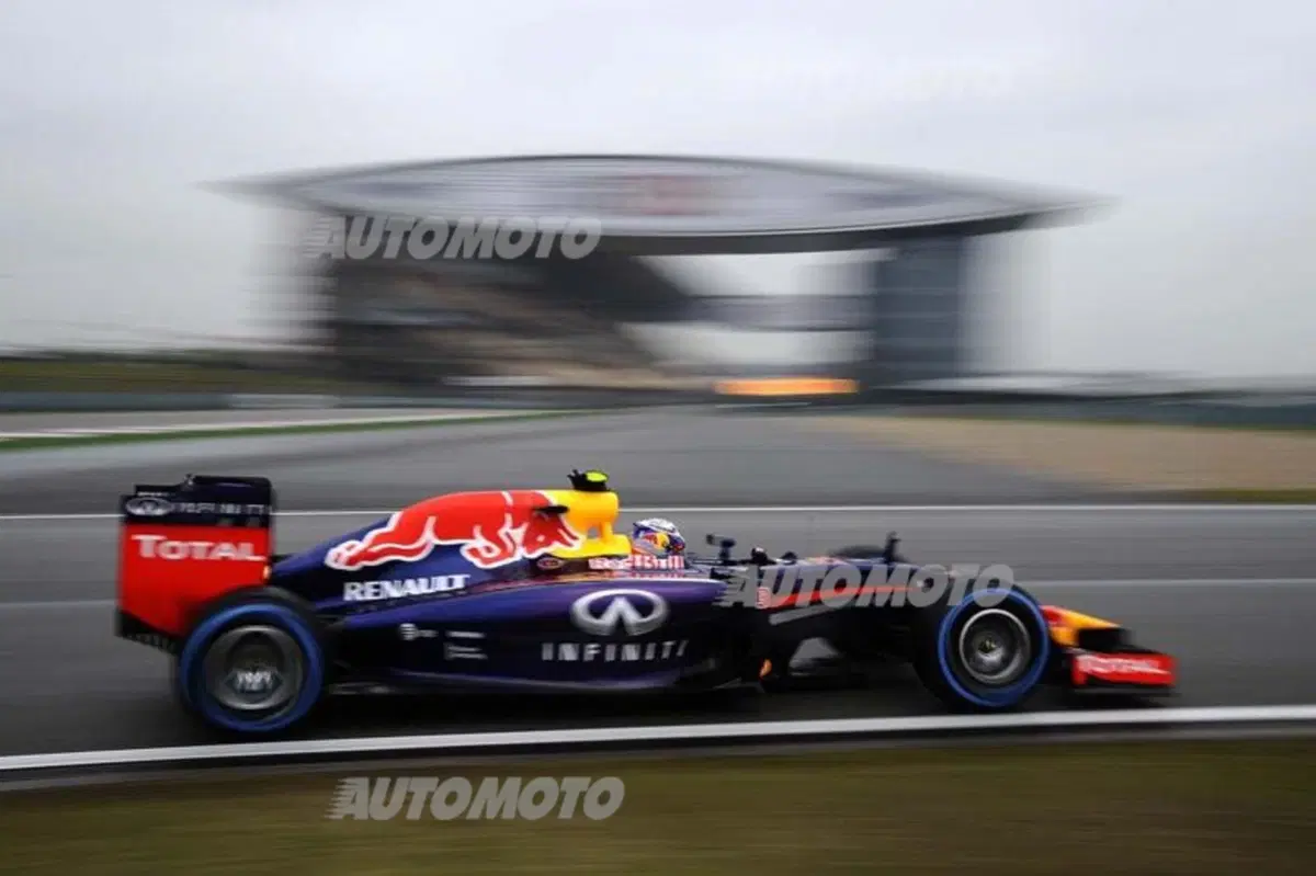 Formula 1 Cina 2014: Hamilton conquista la pole in qualifica. Ferrari in bianco e nero (6)