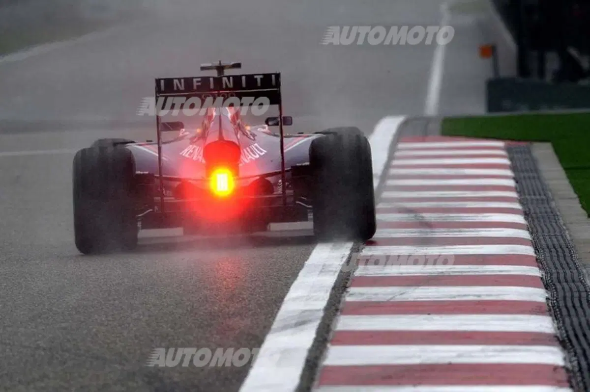 Formula 1 Cina 2014: Hamilton conquista la pole in qualifica. Ferrari in bianco e nero (7)